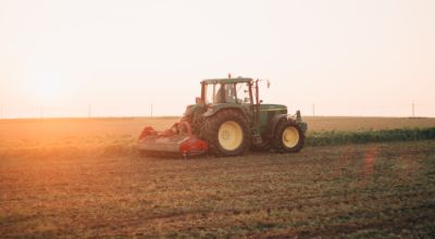 agricoltura con trattore agricoltura con trattore